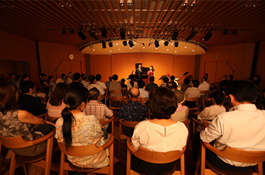 満員のお客様　会場風景