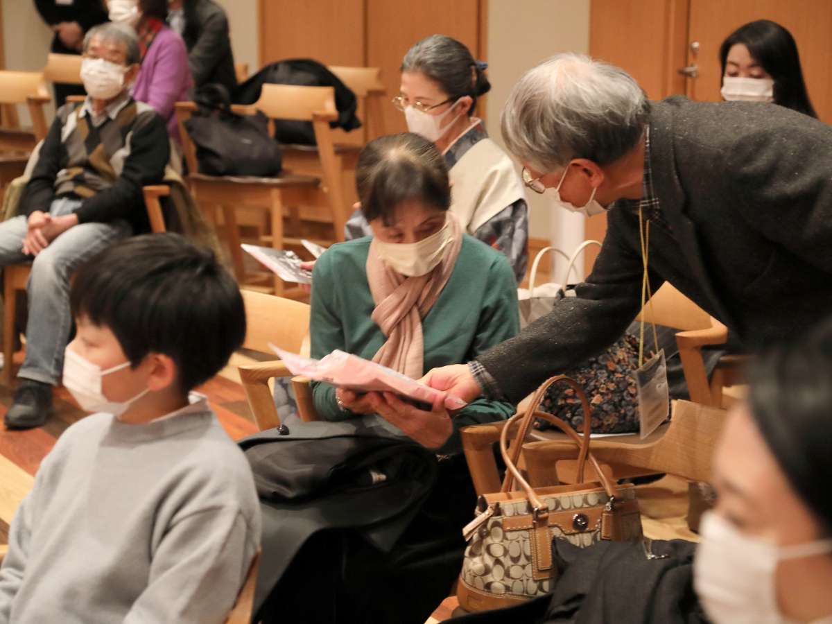 会場の皆様へ佐々木伃利子から本（マイウエー・人生はアンダンテで）と演奏ＣＤをプレゼント