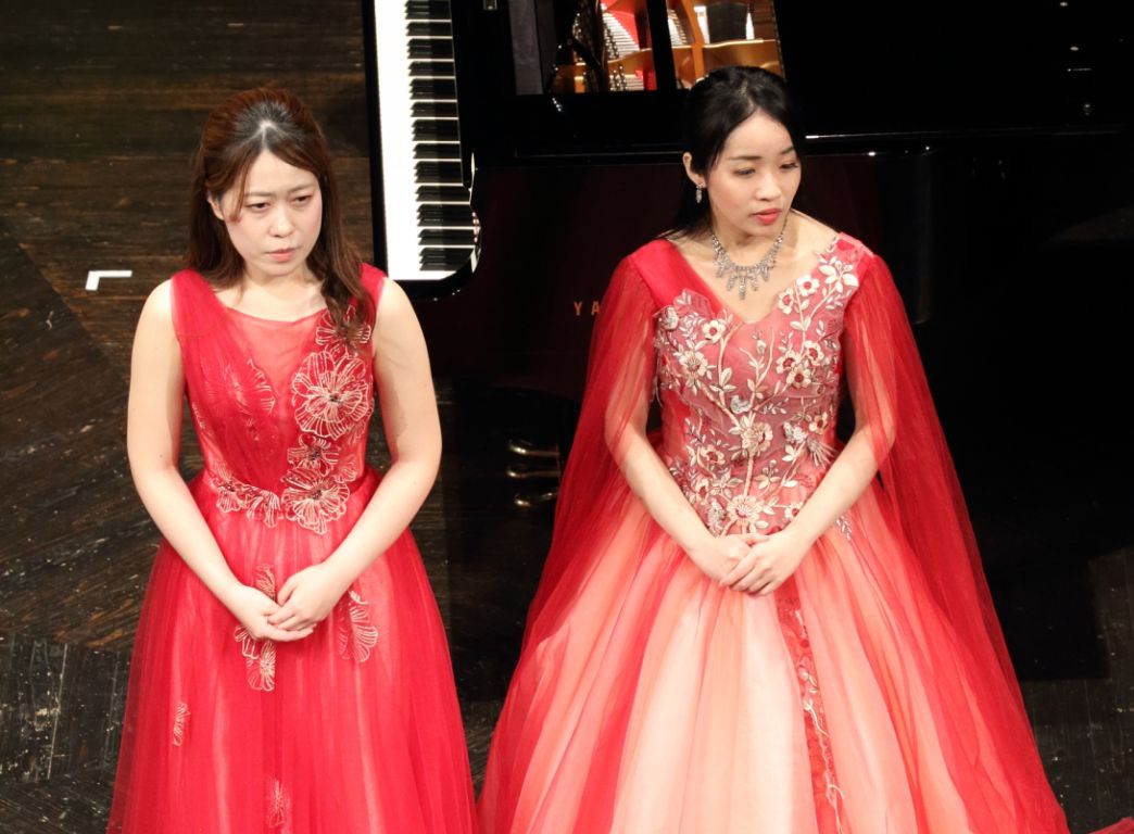 先生方からアドバイスを受ける伊藤里紗子さん、杉野加奈さん