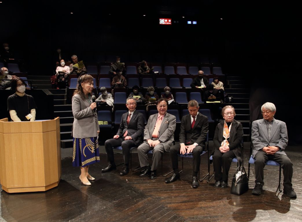 佐藤惠子先生実行委員の皆様がプレゼンターとなって授与式が行われます