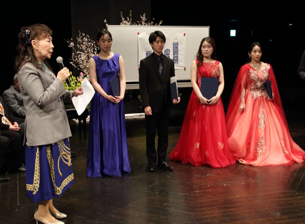 司会の佐々木伃利子と授与式を待つ4名の出演者