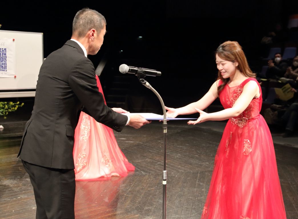 実行委員荒井敦徳氏より奨励賞を授与される伊藤里紗子さん