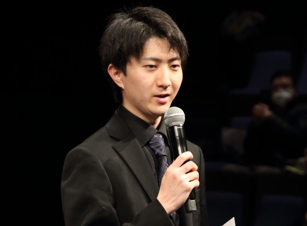名古屋市文化振興事業団賞を授与され感想を述べる亀山佳音さん