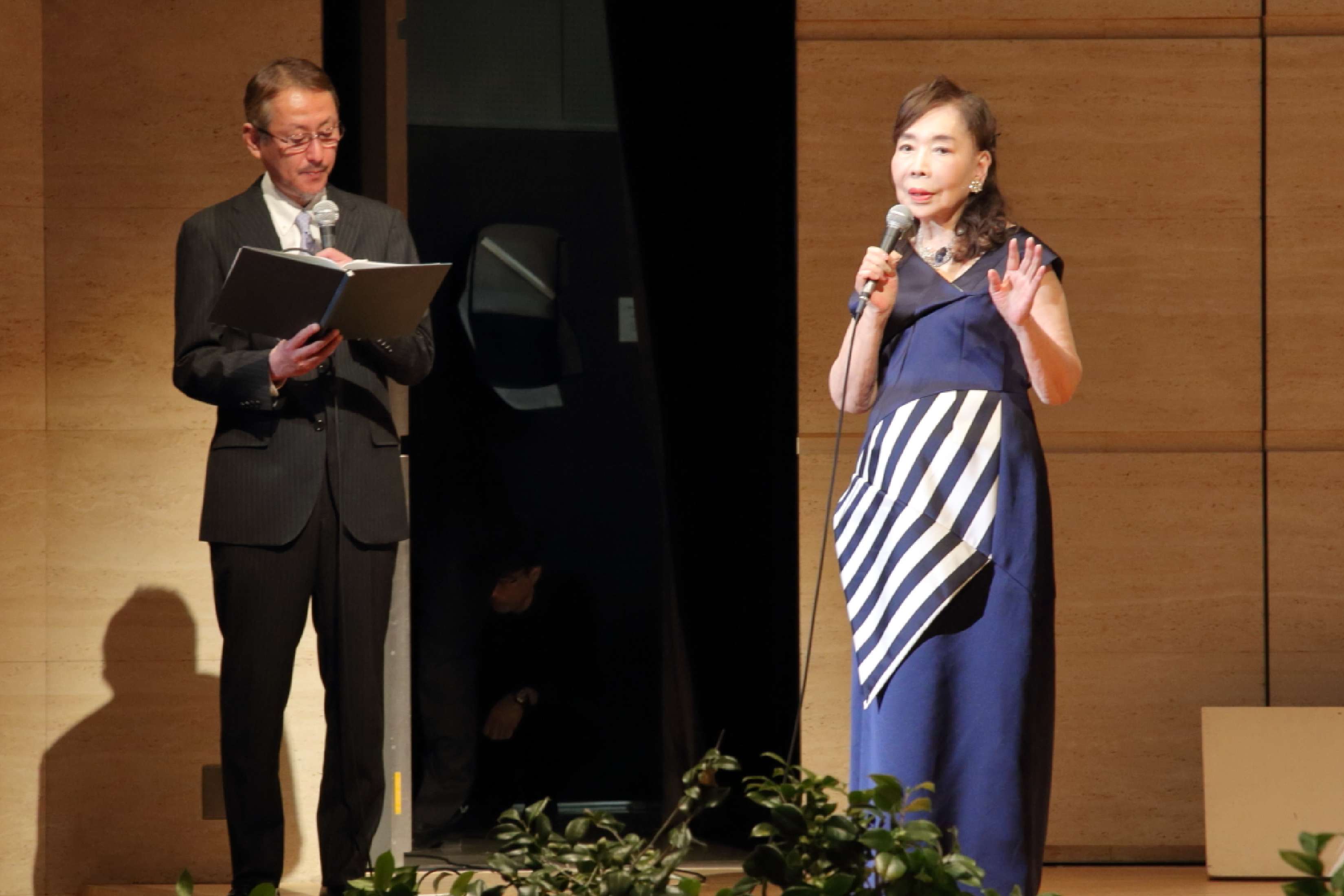 司会の村上和宏アナの進行で、日本室内楽アカデミー発足40周年の感謝を述べる佐々木伃利子理事長。