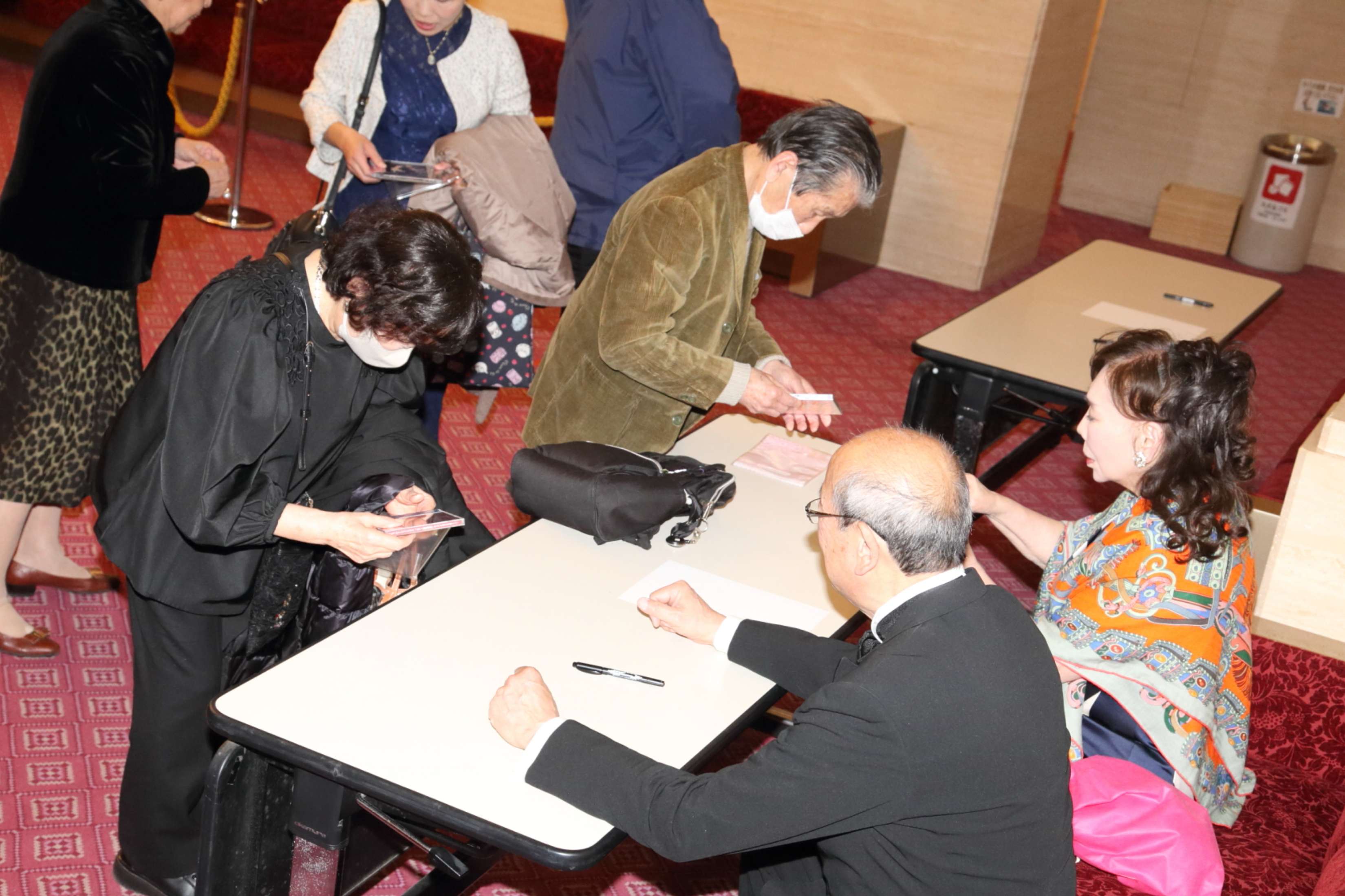 CD、DVDをご購入いただいた方々へサイン会