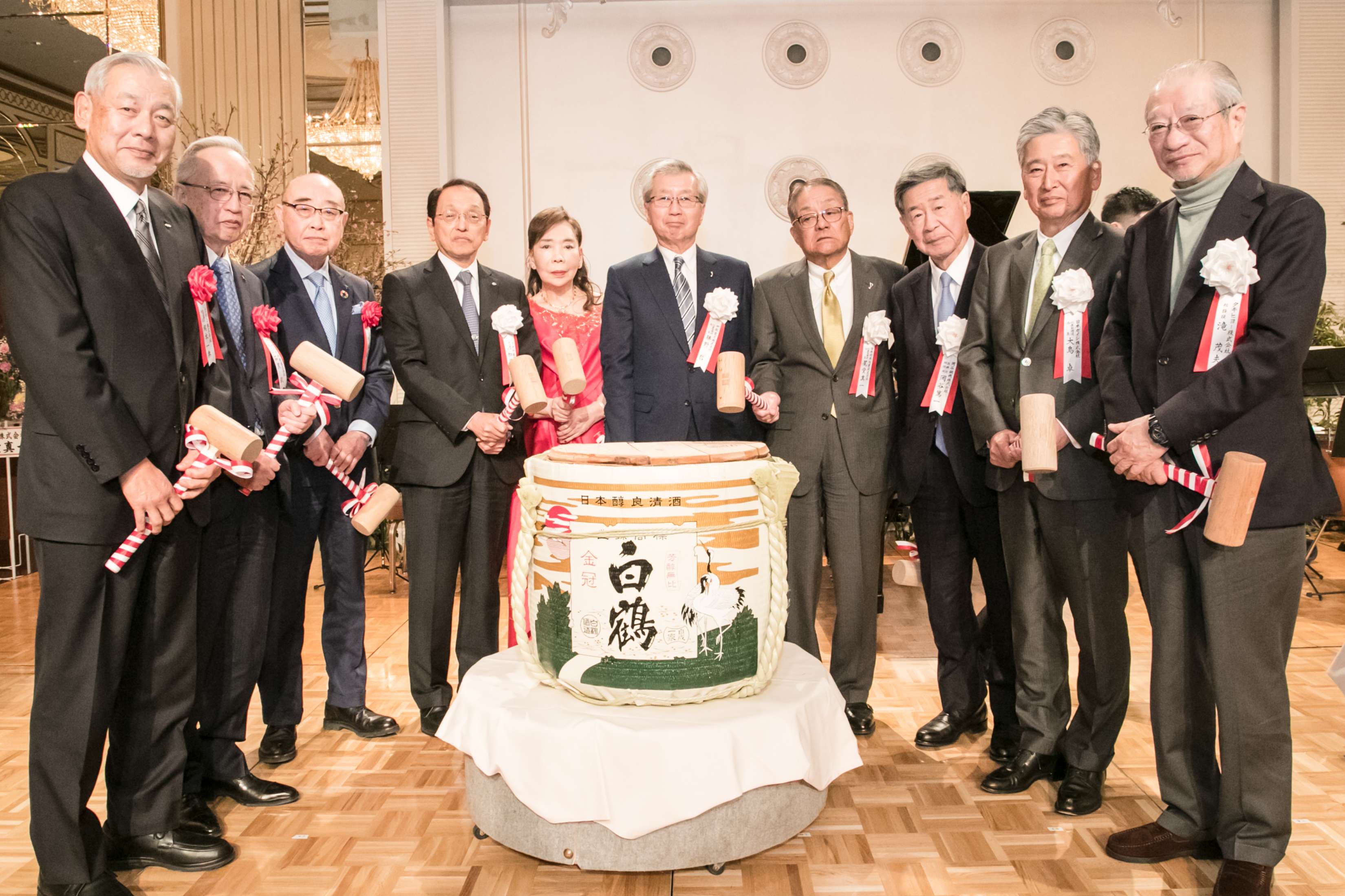 鏡開き CKD㈱取締役会長梶本一典様、大同特殊鋼㈱代表取締役会長石黒武様、大同メタル工業㈱代表取締役会長兼CEO判治誠吾様、ノリタケ㈱代表取締役会長加藤博様、佐々木、前述勝野哲様、尾堂真一様、岡谷鋼機㈱取締役相談役岡谷篤一様、日本ｶﾞｲｼ㈱代表取締役会長大島卓様、ﾀｷﾋｮｰ㈱相談役滝茂夫様